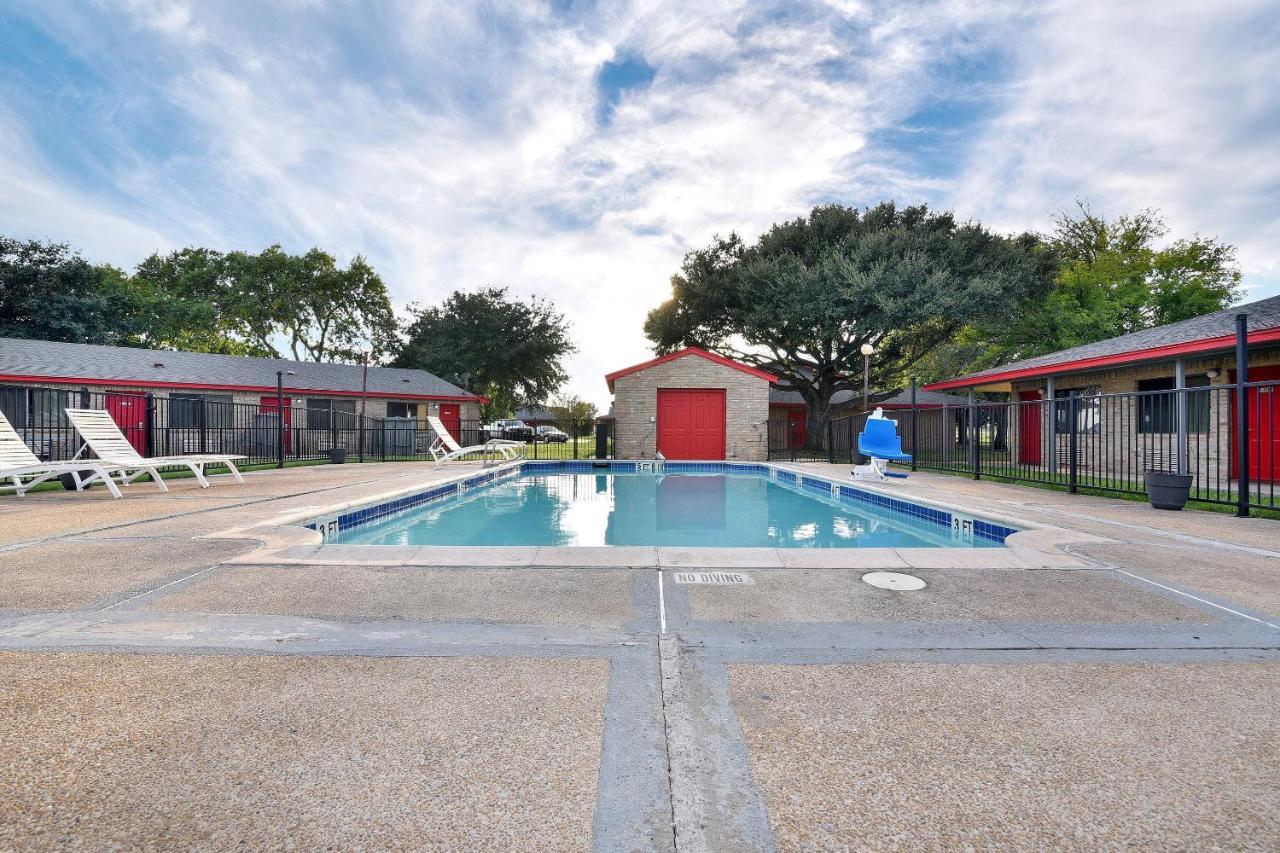 Americas Best Value Inn Lockhart Tx Bagian luar foto