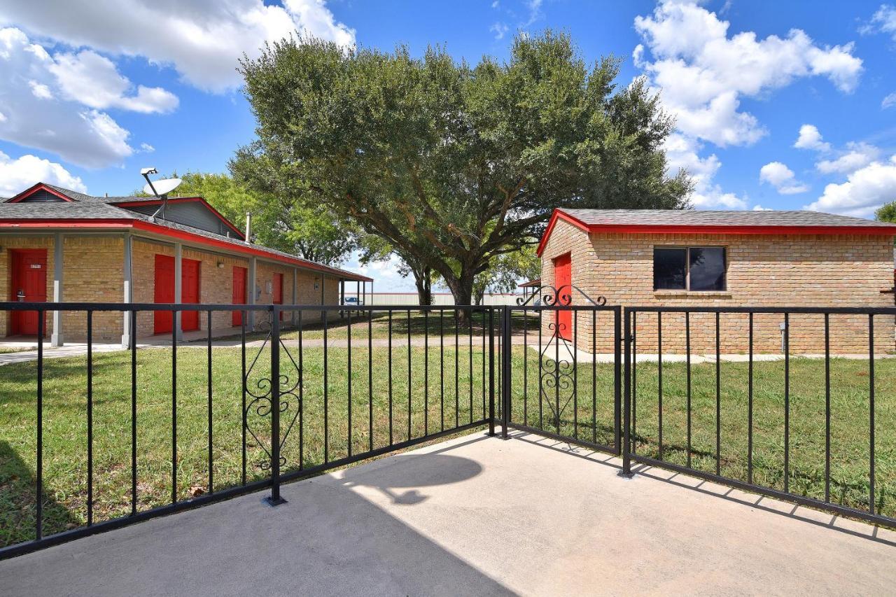 Americas Best Value Inn Lockhart Tx Bagian luar foto