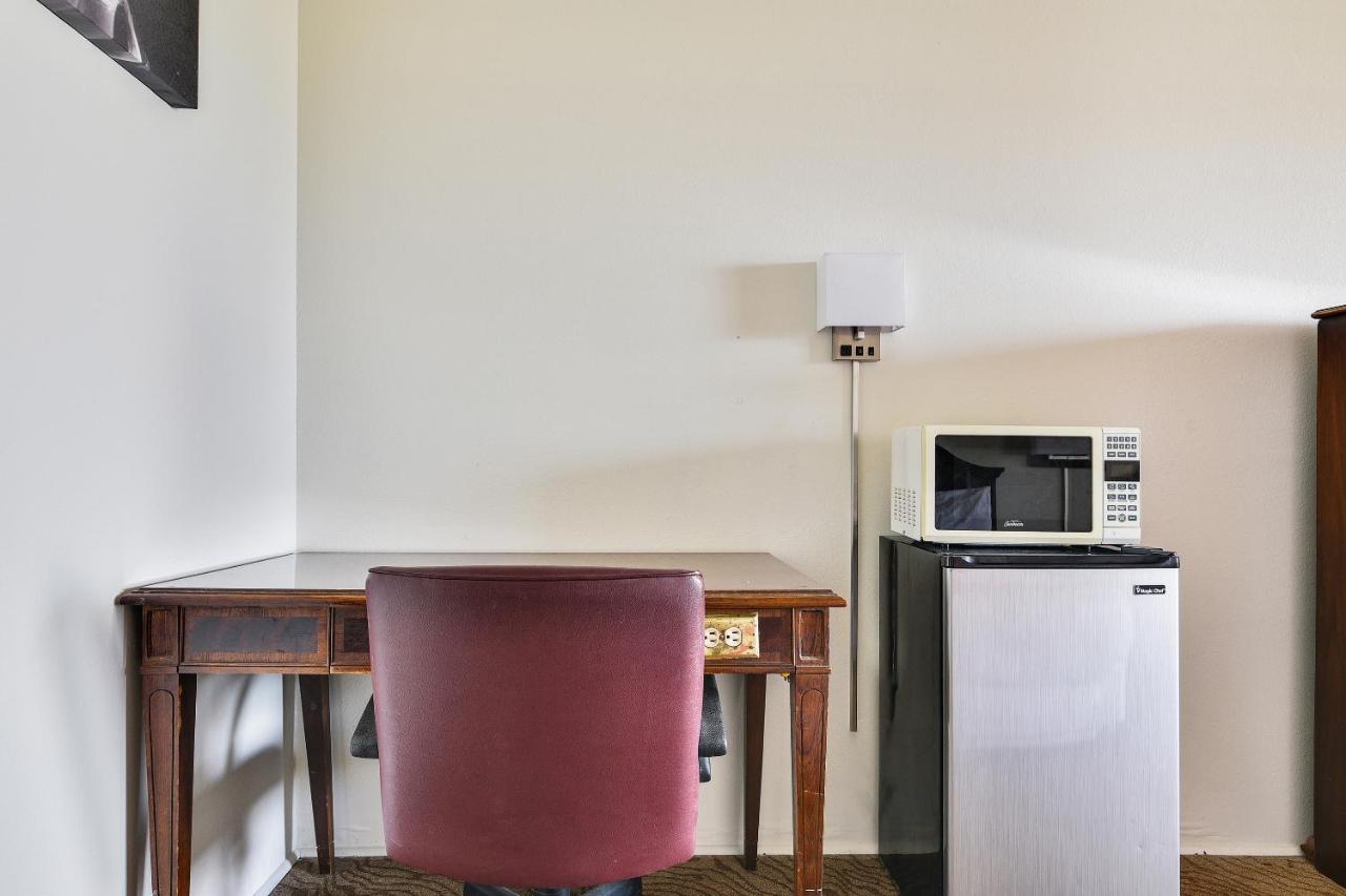 Americas Best Value Inn Lockhart Tx Bagian luar foto