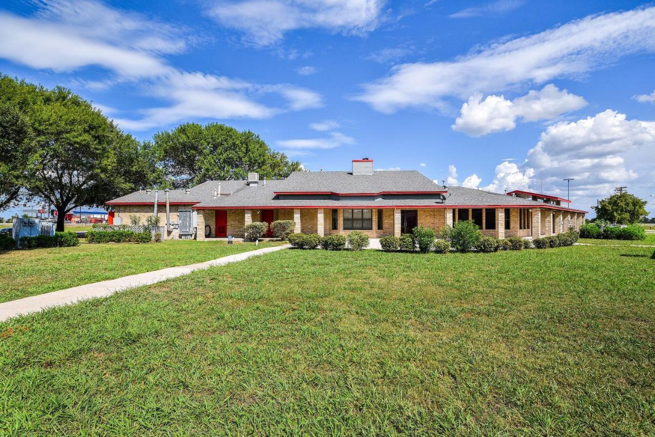 Americas Best Value Inn Lockhart Tx Bagian luar foto