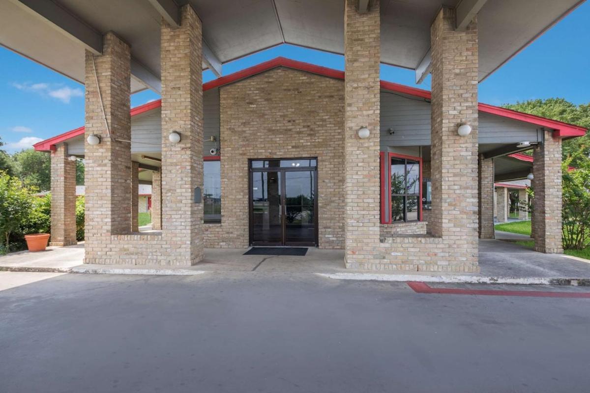 Americas Best Value Inn Lockhart Tx Bagian luar foto