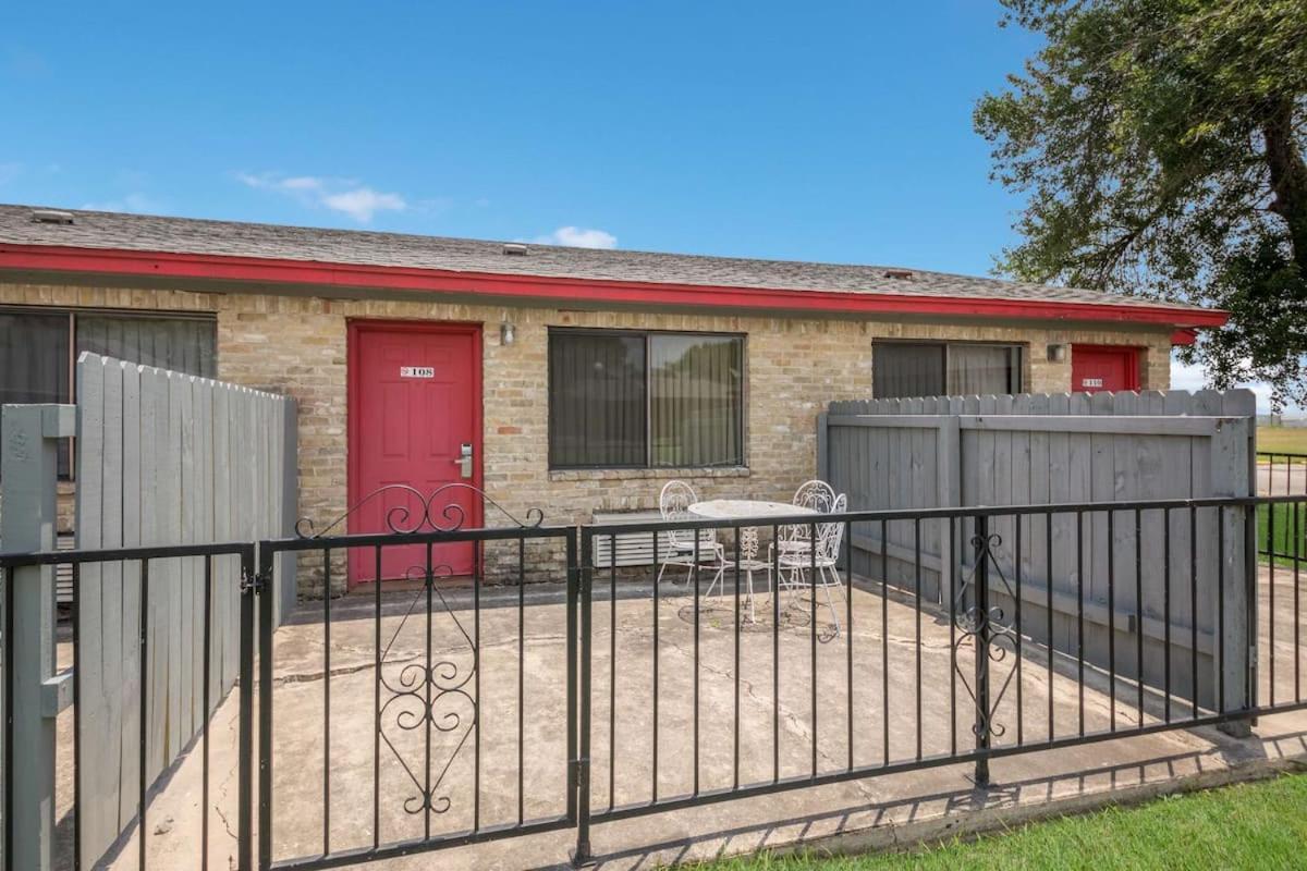 Americas Best Value Inn Lockhart Tx Bagian luar foto