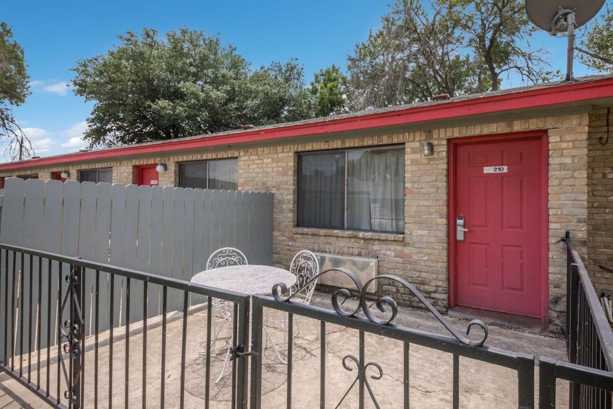 Americas Best Value Inn Lockhart Tx Bagian luar foto