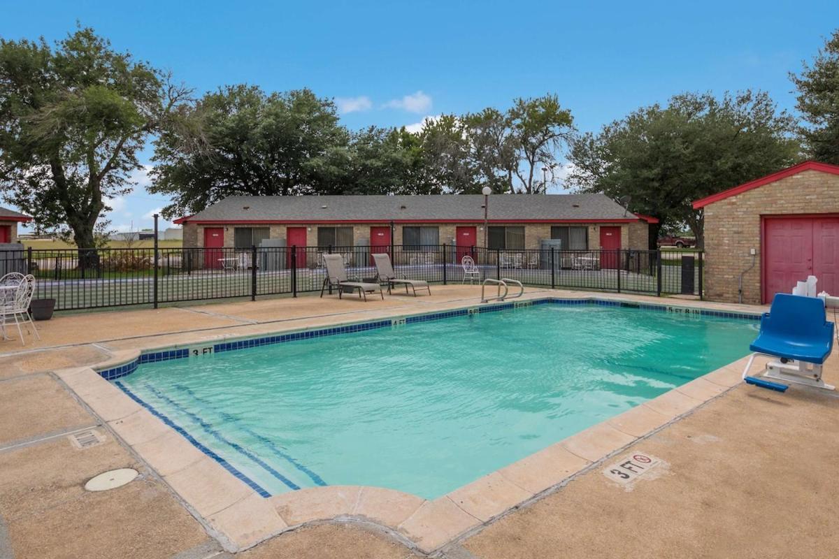 Americas Best Value Inn Lockhart Tx Bagian luar foto